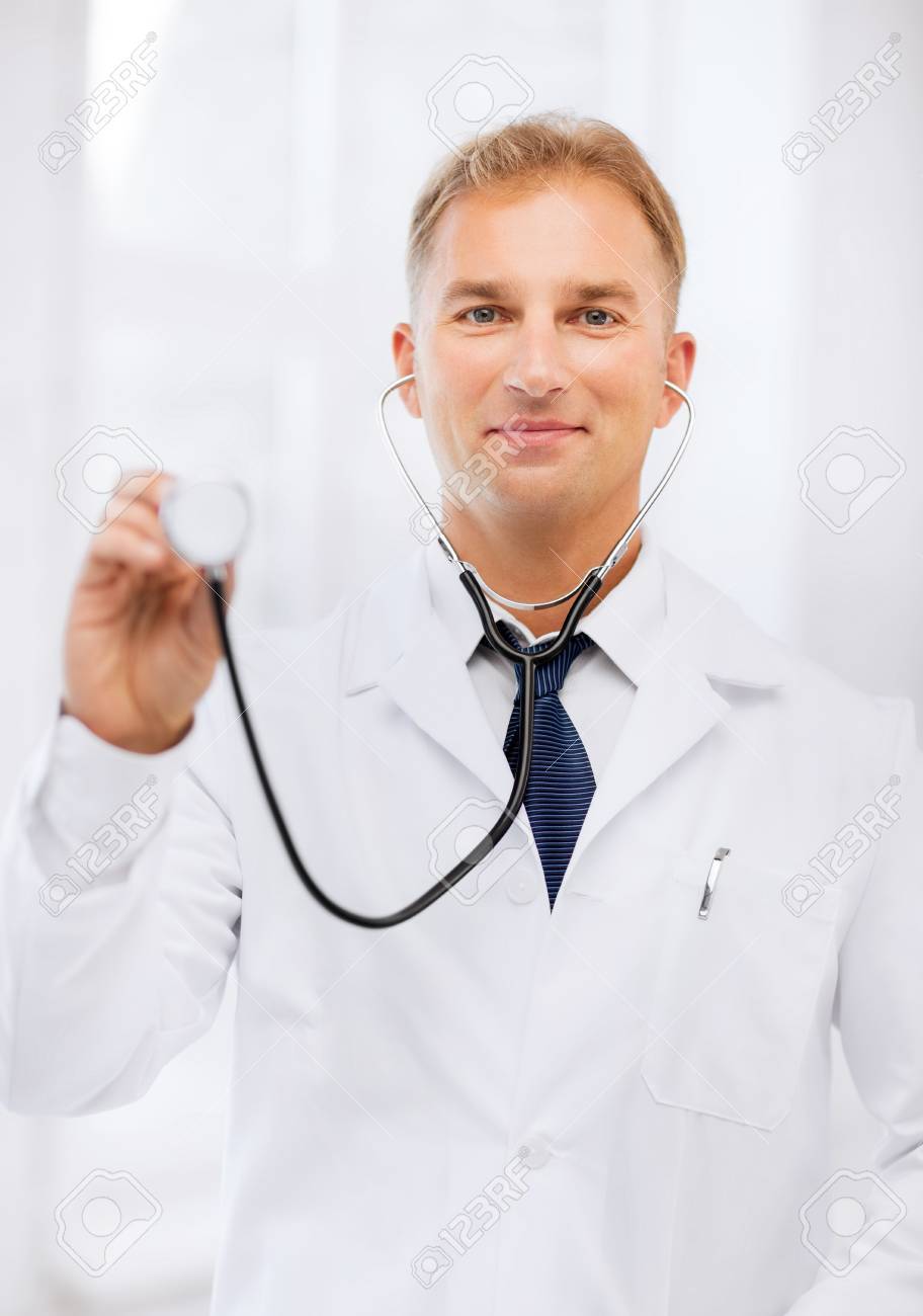 21034843-la-salud-y-el-concepto-médico-médico-varón-joven-con-el-estetoscopio